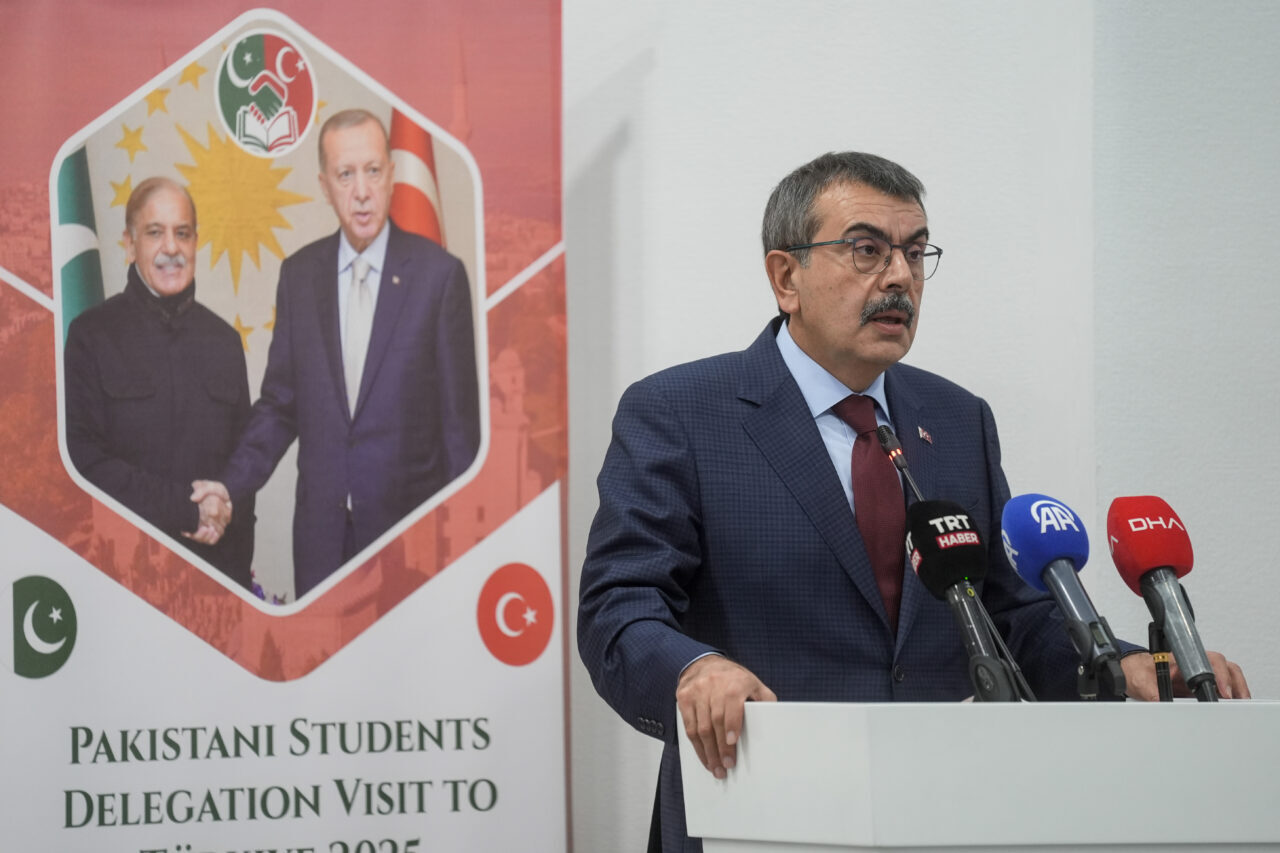 Bakan Tekin, Pakistanlı Öğrencilerle Bir Araya Geldi