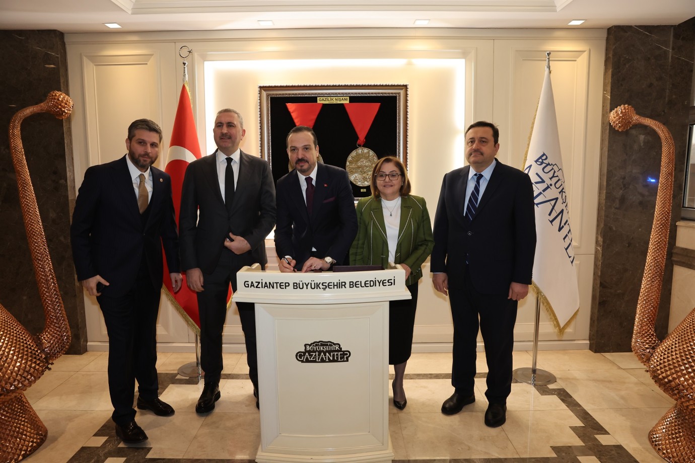 AK PARTİ GENEL BAŞKAN YARDIMCISI ZORLU, BAŞKAN ŞAHİN’İ MAKAMINDA ZİYARET ETTİ
