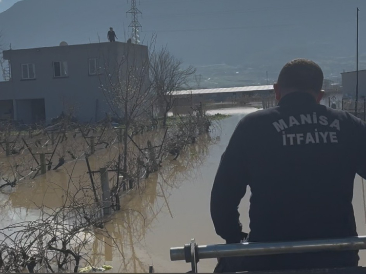 Manisa'da sel sefeberliği... 44 vatandaş ve 127 hayvan tahliye edildi