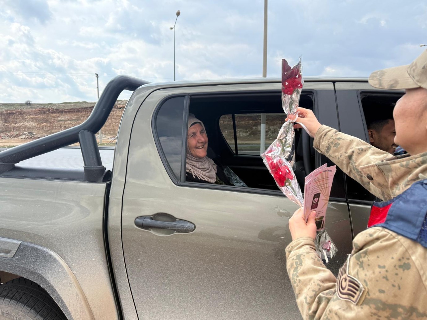 Mardin'de Jandarmadan Kadınlara 8 Mart Sürprizi: Hem Karanfil Hem KADES Bilgilendirmesi