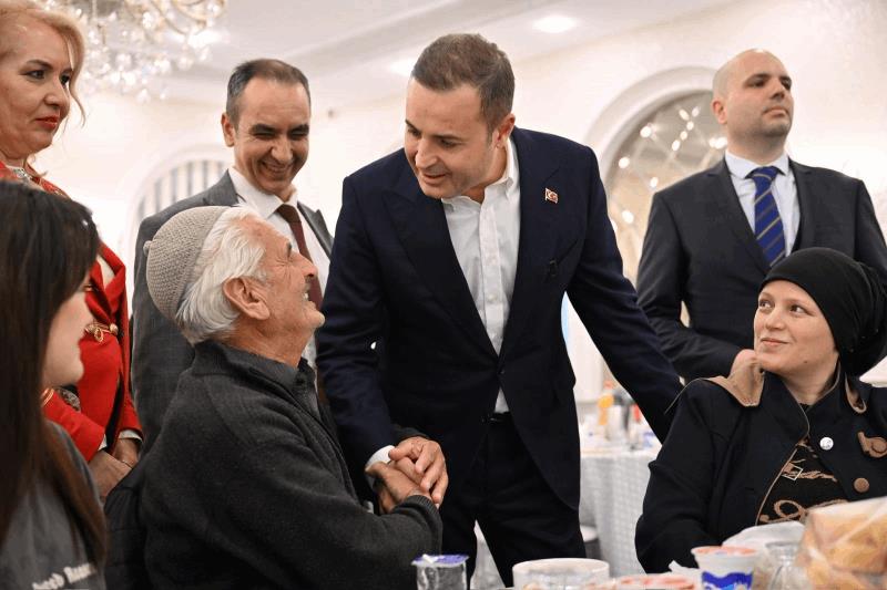 Akın, İstanbul’daki Balıkesirliler ile Kucaklaştı