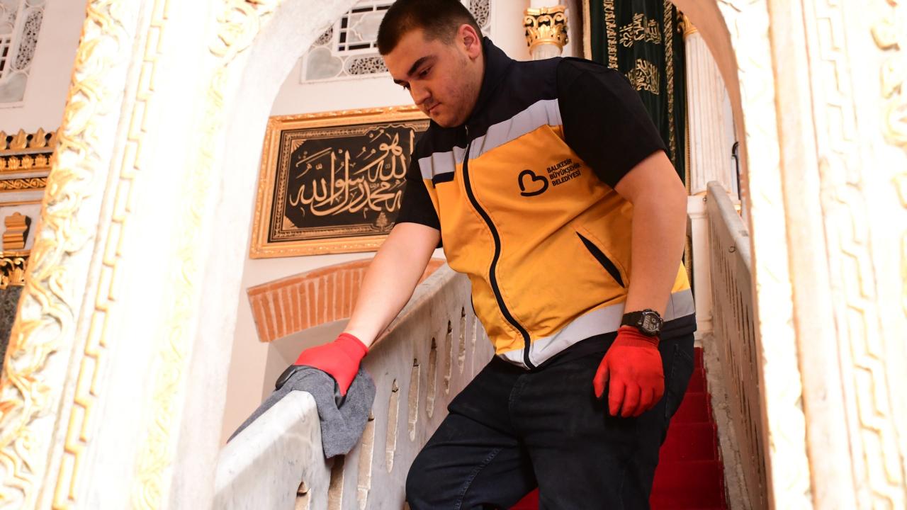 Balıkesir'de cami ve mezarlıklar bayram ziyaretine hazırlanıyor