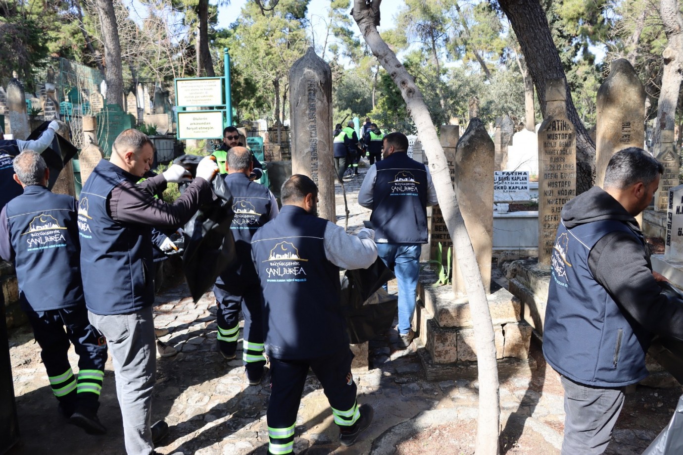 BÜYÜKŞEHİR, MEZARLIKLARI BAYRAMA HAZIRLIYOR 