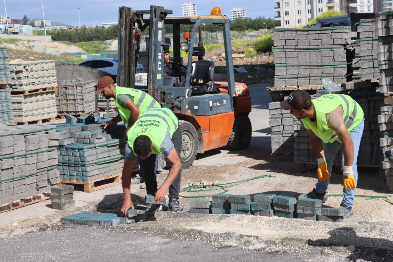 KARAKÖPRÜ’DE YOL SEFERBERLİĞİ: 12 EKİP SAHADA ÇALIŞIYOR