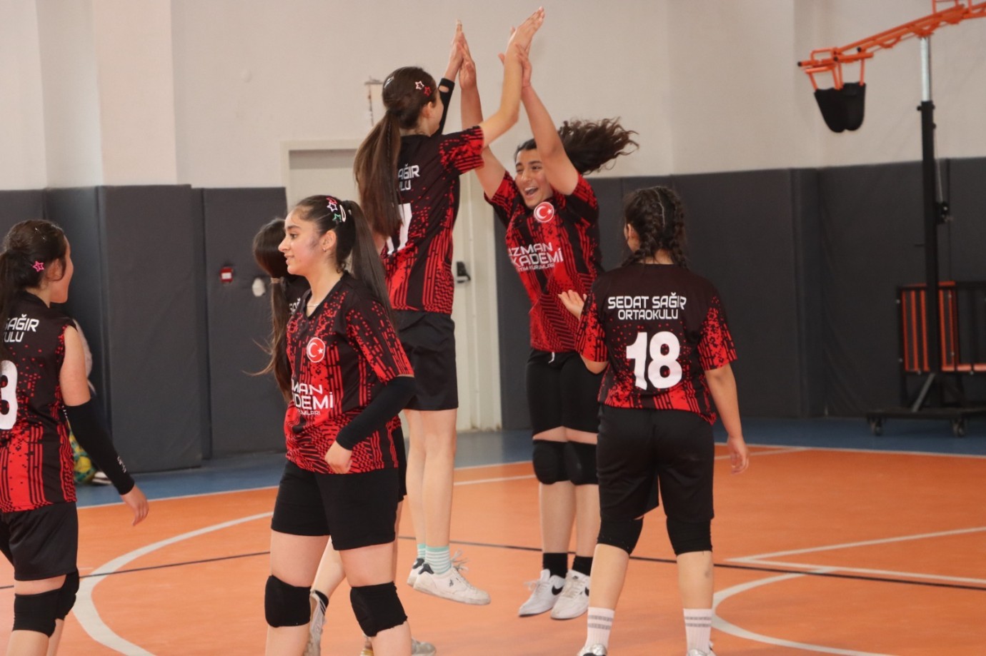 KARAKÖPRÜ’DE VOLEYBOL HEYECANI BAŞLADI!
