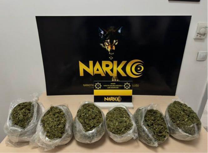 Kızıltepe'de narkotik denetimi: Araçta 3 kilo 300 gram skunk ele geçirildi