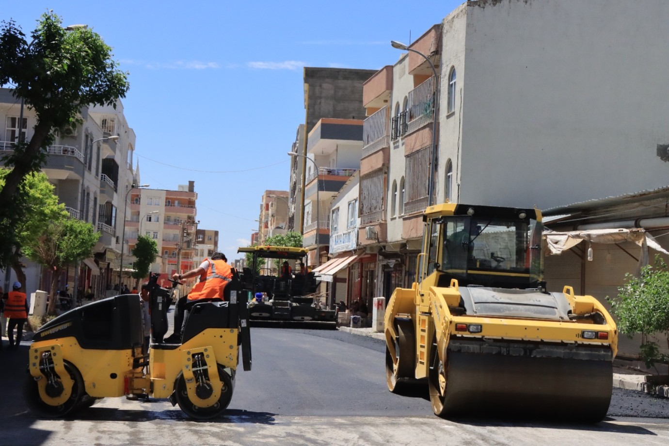 VİRANŞEHİR UĞUR BORAN CADDESİ’NDE ASFALT SEVİNCİ