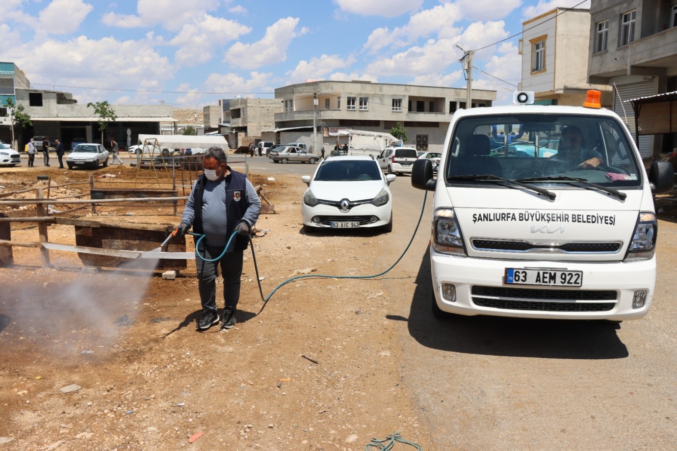 BÜYÜKŞEHİR’DEN KURBAN SATIŞ NOKTALARI YAKINLARINDA İLAÇLAMA ÇALIŞMASI