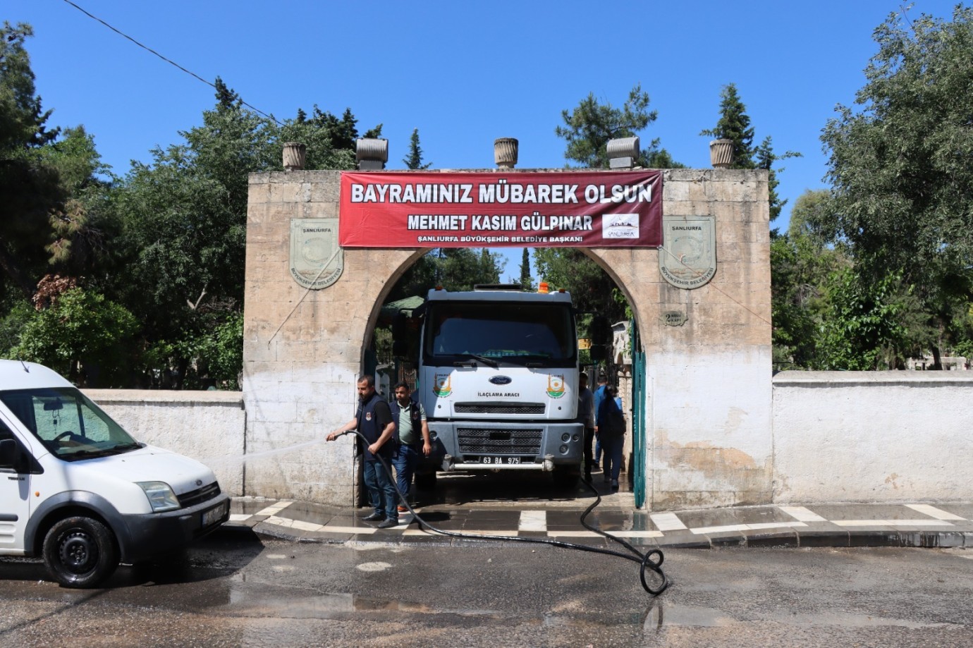 BÜYÜKŞEHİR EKİPLERİ MEZARLIKLARI BAYRAMA HAZIRLADI