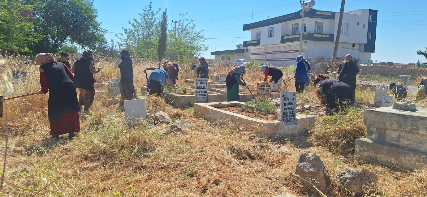 HARRAN'DA MEZARLIKLAR YABANİ OTLARDAN TEMİZLENİYOR 
