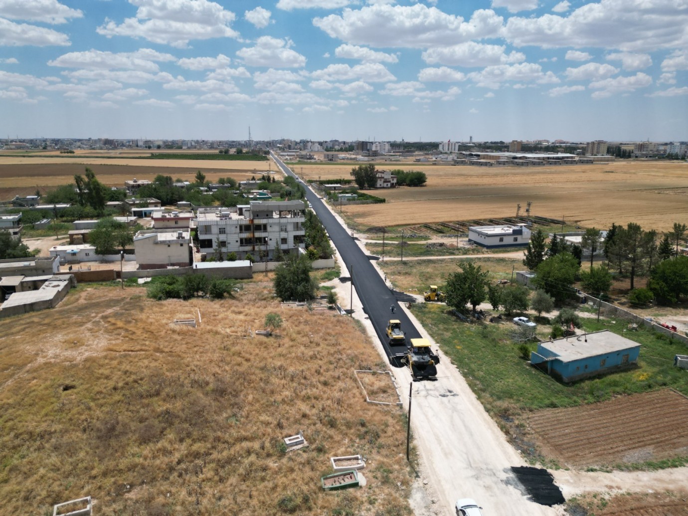 HARRAN-AKÇAKALE GRUP YOLUNDA SICAK ASFALT SERİMİ BAŞLADI