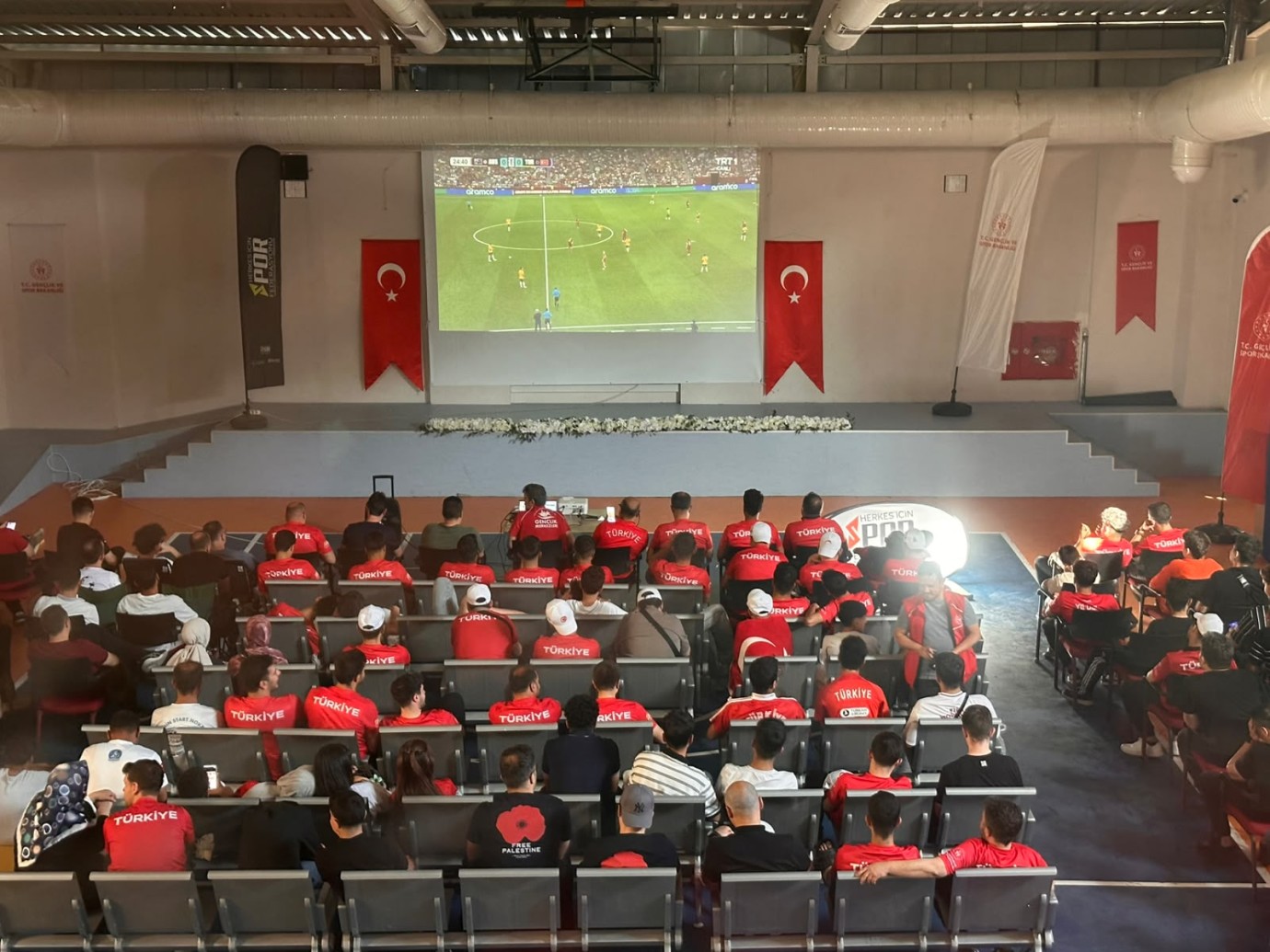 Milli Maç Heyecanı Şanlıurfa Gençlik Merkezi'nde Yaşandı