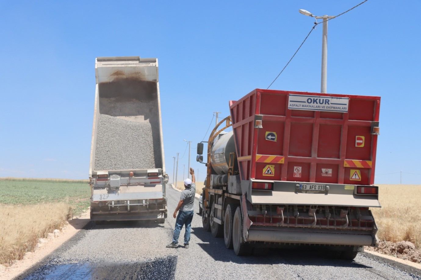 HALİLİYE KIRSALINDA YOLLAR SATHİ ASFALT KAPLAMAYLA YENİLENİYOR
