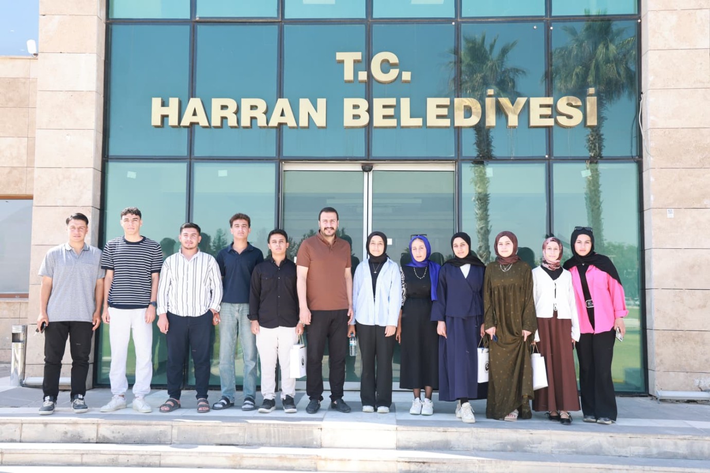 HARRAN BELEDİYESİ DERECEYE GİREN ÖĞRENCİLERİ TABLET İLE ÖDÜLLENDİRDİ