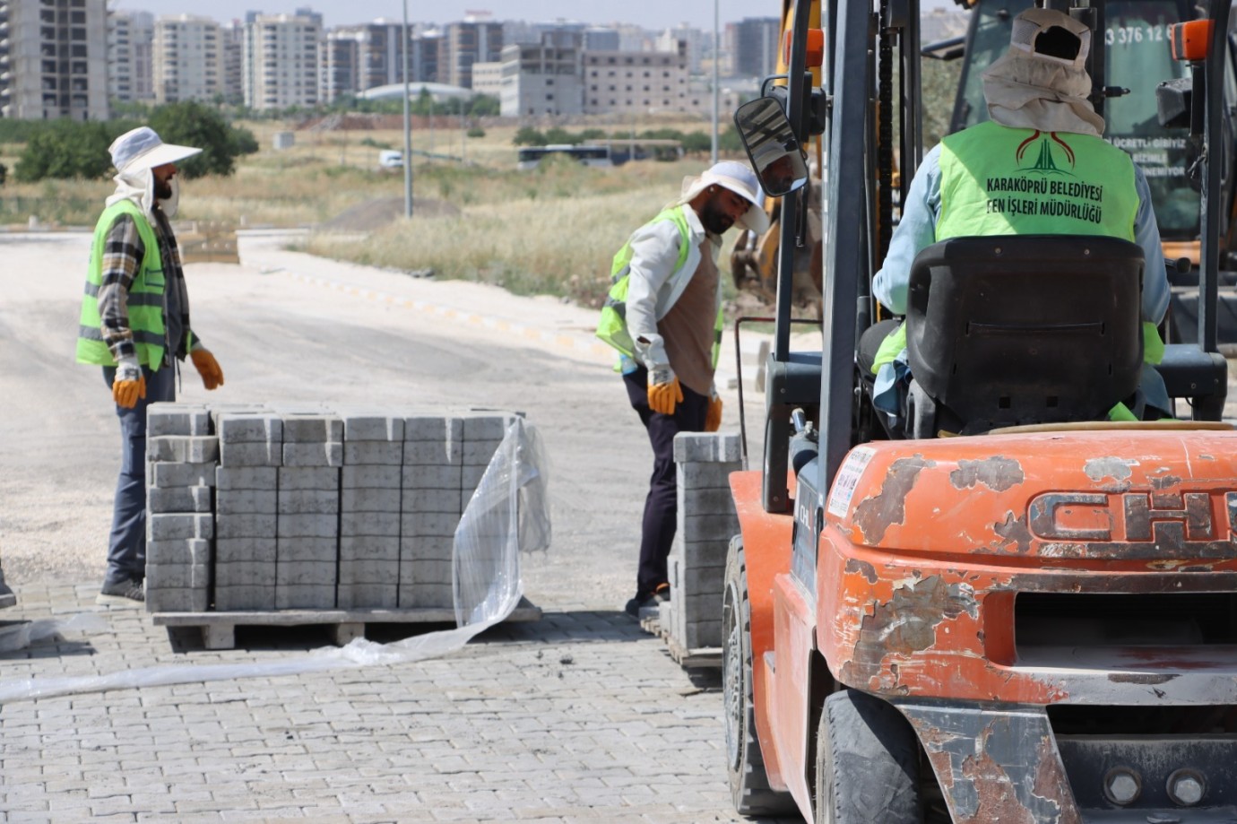 MEHMETÇİK MAHALLESİ’NDE YENİ YOLLAR HİZMETE AÇILIYOR