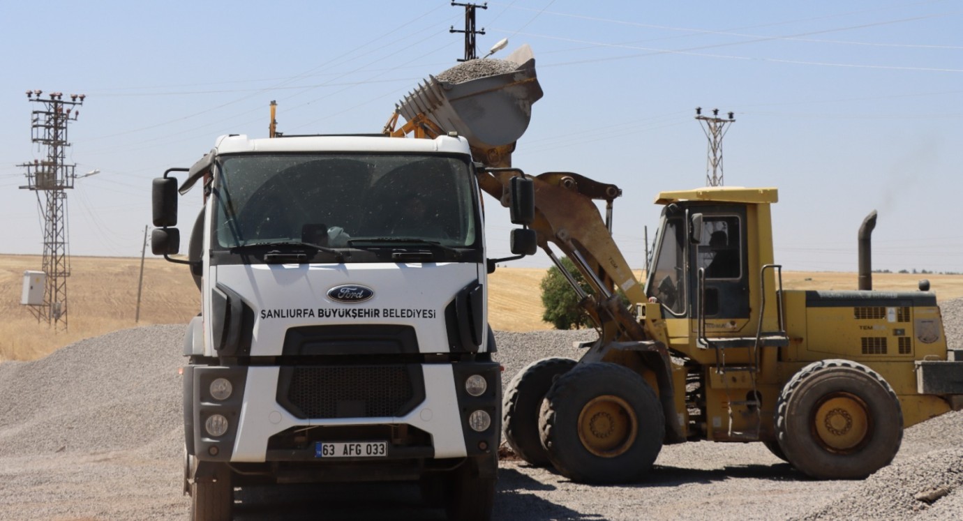 BÜYÜKŞEHİR'DEN SİVEREK KIRSALINDA 13 KİLOMETRELİK ASFALT ATAĞI