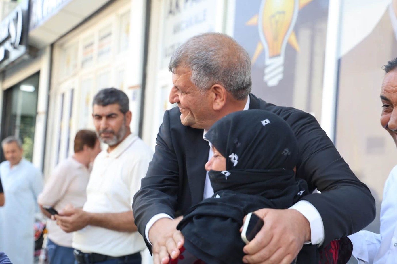Başkan Ayhan’dan “Sahada Hizmet” Dersi: Vatandaşın Nabzını Bizzat Tutuyor