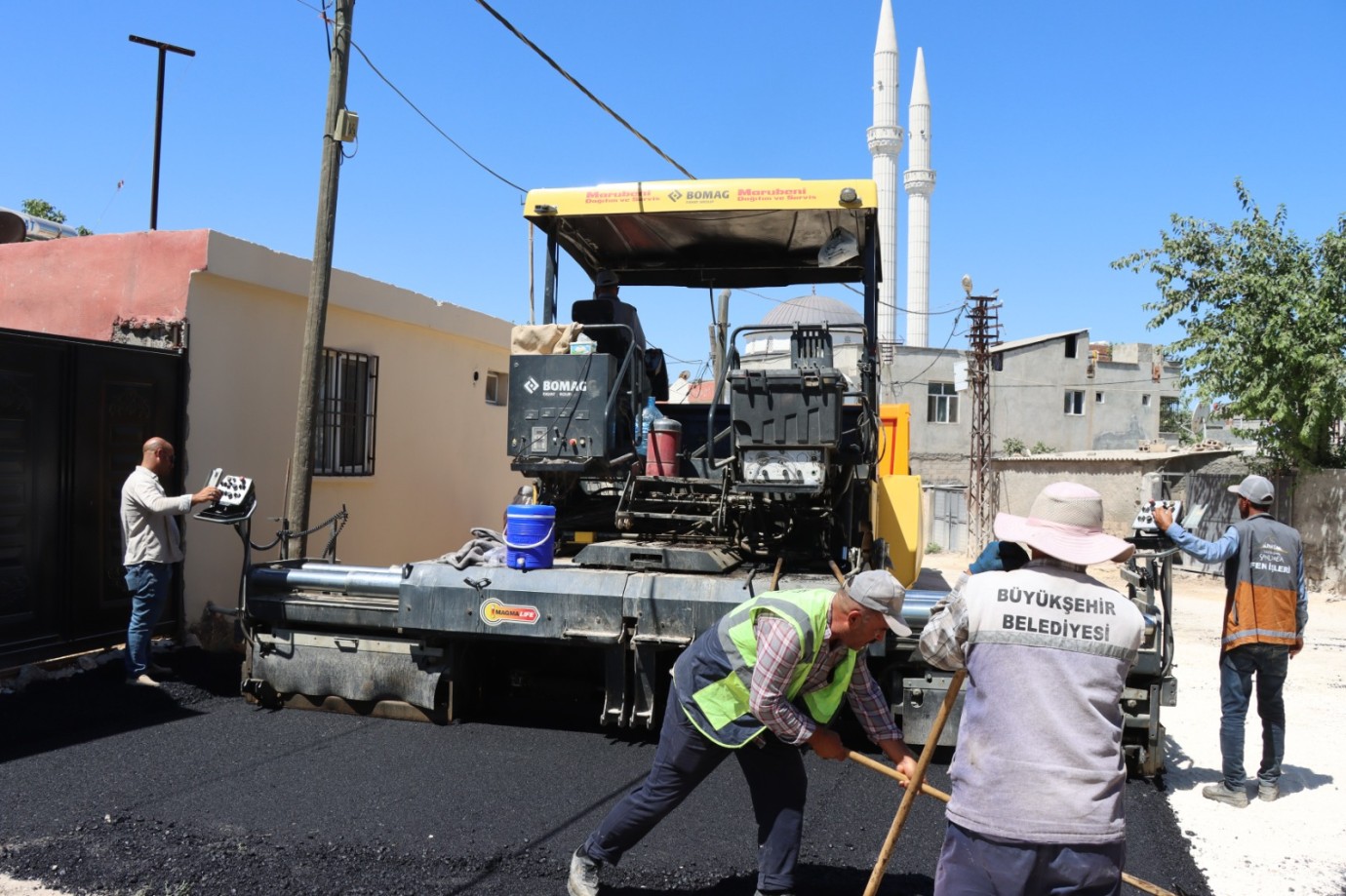 HİLVAN’IN CADDE VE SOKAKLARI, BÜYÜKŞEHİR’LE MODERN HALE GELİYOR 
