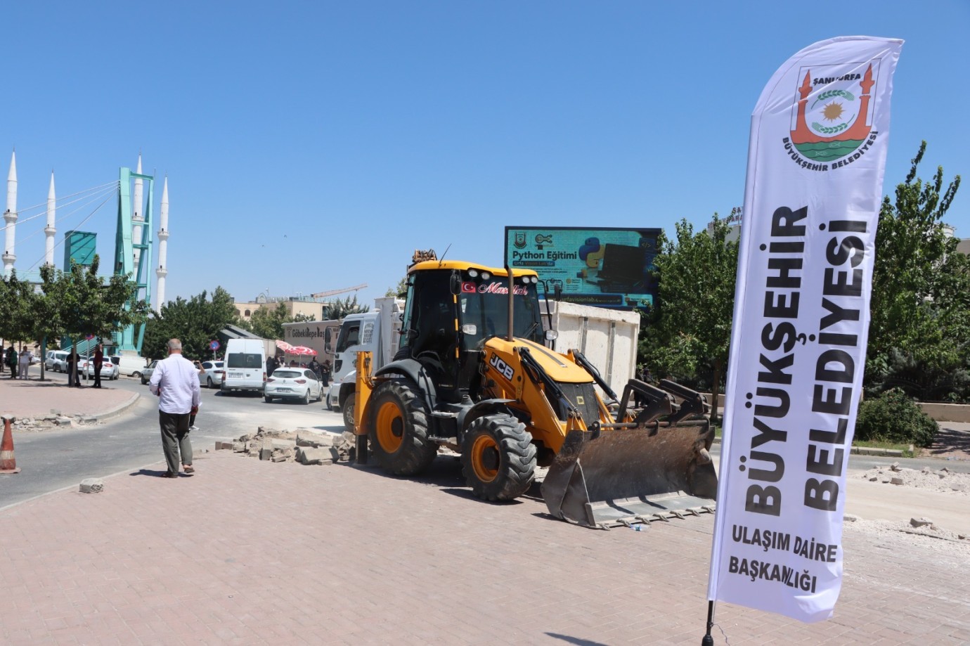 BÜYÜKŞEHİR'İN DEV ULAŞIM PROJESİNDE İLK KAZMA VURULDU