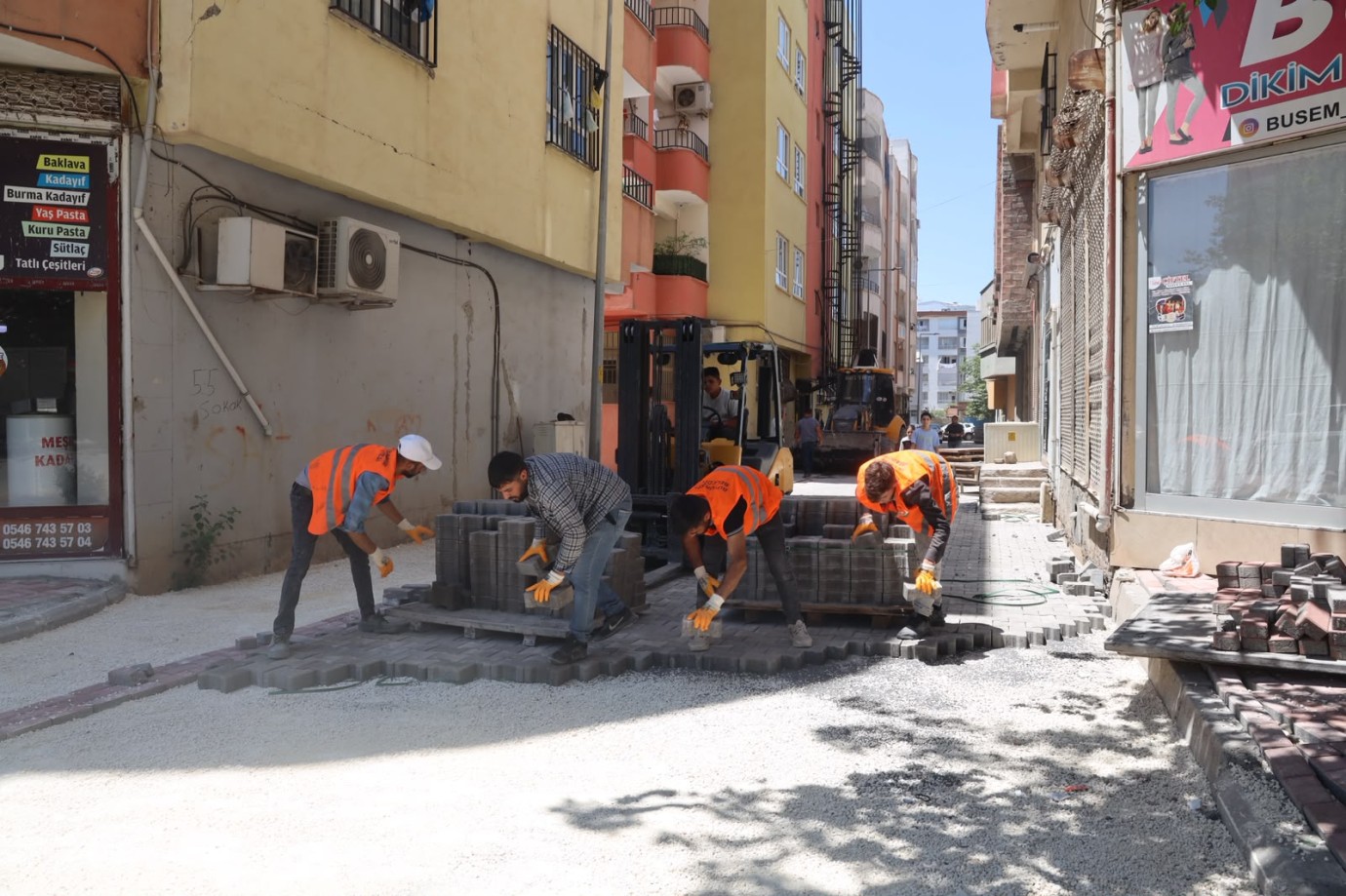 BÜYÜKŞEHİR, SİVEREK'İN YOLLARINI BETON PARKEYLE YENİLİYOR