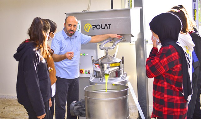 Şanlıurfa'da öğrenciler zeytini yağa dönüştürüyor
