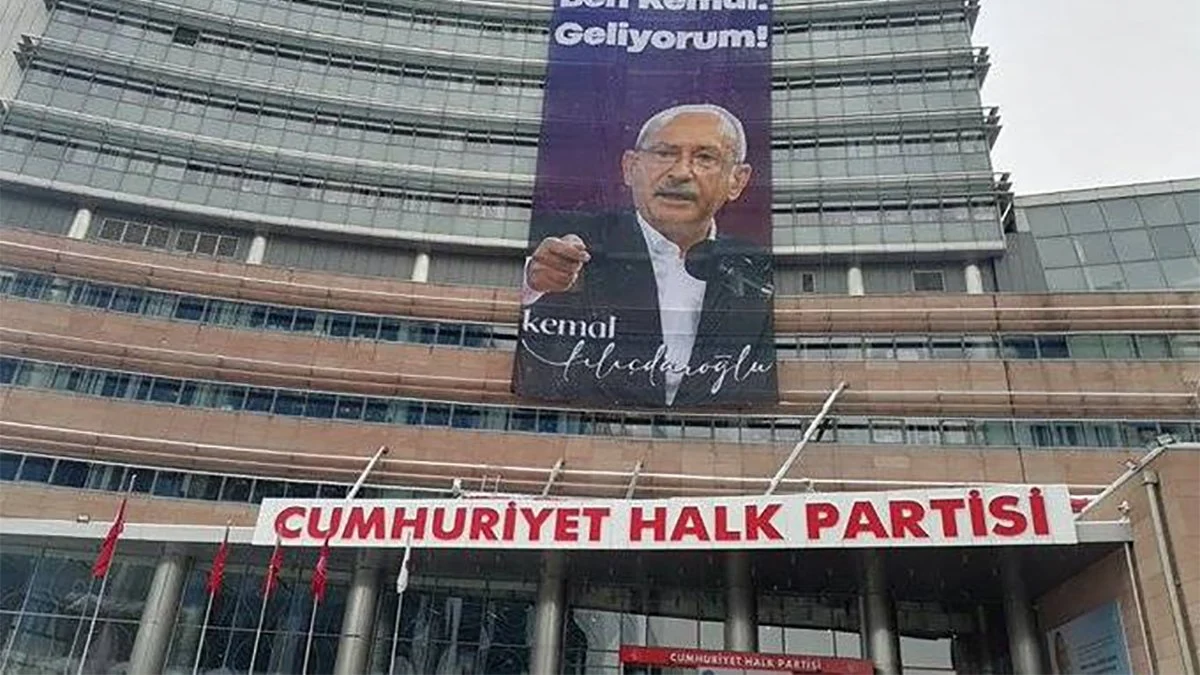 O pankart asıldı 'Ben Kemal, geliyorum!'