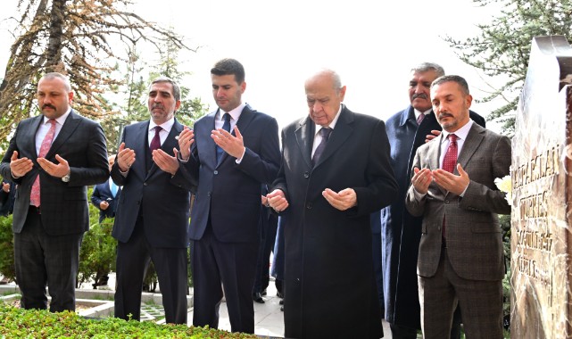 MHP lideri Bahçeli, Alparslan Türkeş'in kabrini etti.
