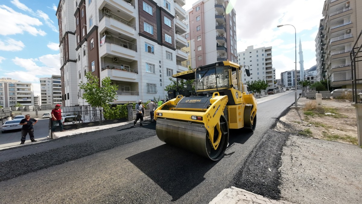 KARAKÖPRÜ'DE ASFALTLA YOL YENİLEME ÇALIŞMALARI SÜRÜYOR
