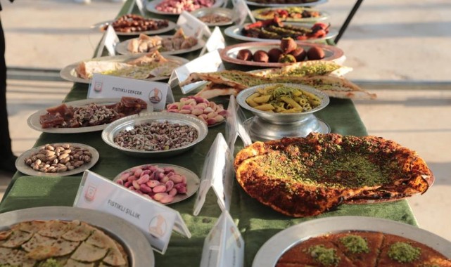 Urfa'da fıstık ile isot birleşimi renkli görüntülere sahne oldu