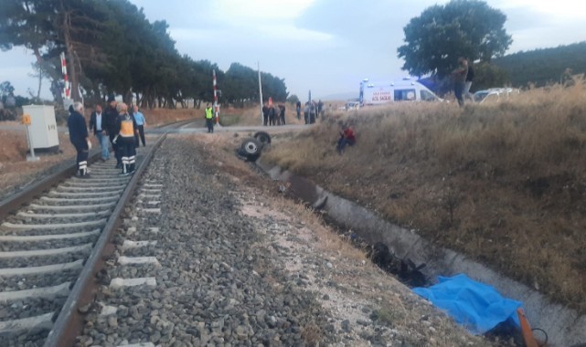 Yolcu treni traktöre çarptı: 1 ölü