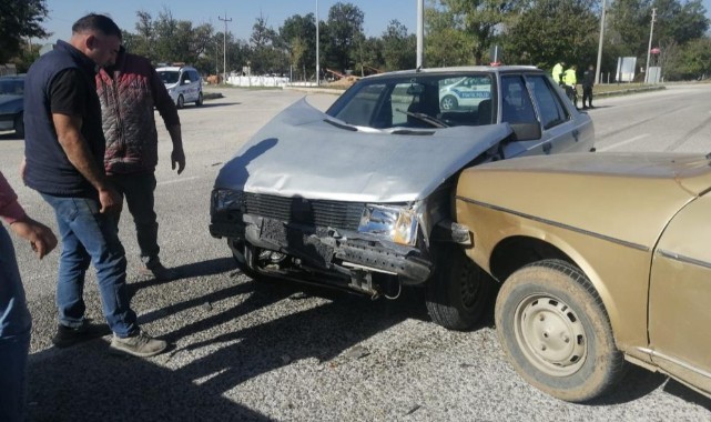 Isparta'da otomobiller çarpıştı: yaralılar var