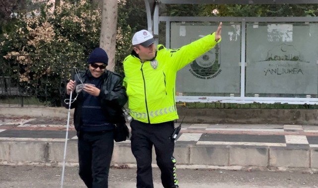 Şanlıurfa'da engelli vatandaşa polis yardım etti