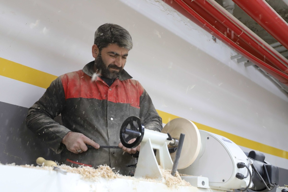 KARAKÖPRÜ’DE DOĞA DOSTU AHŞAP OYUNCAKLAR ÜRETİLİYOR...