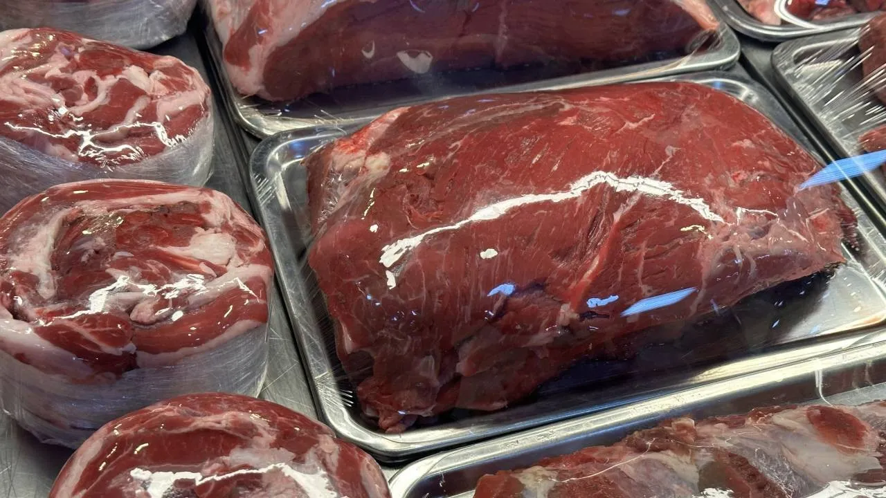 İstanbul'daki bazı zincir marketlerde kırmızı etin fiyatı sabitlendi...