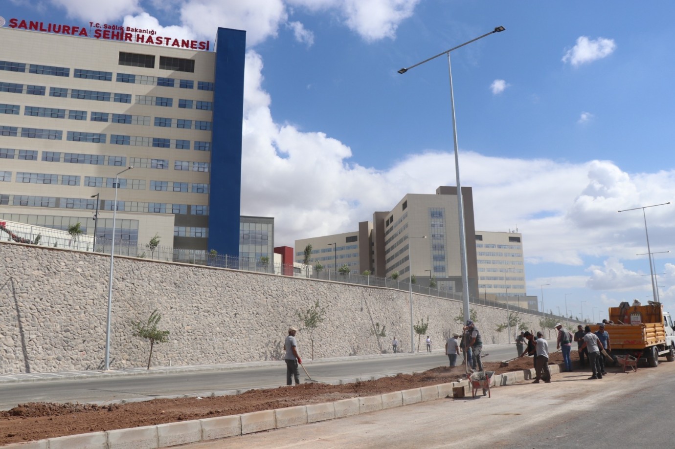 ŞEHİR HASTANESİ’NE ULAŞIMI RAHATLATACAK YOLDA SONA GELİNDİ
