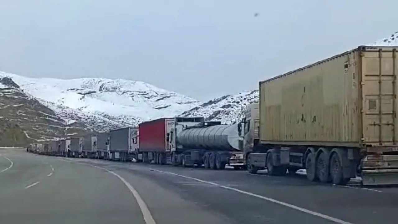 Türkiye-İran sınırında 10 kilometrelik tır kuyruğu...